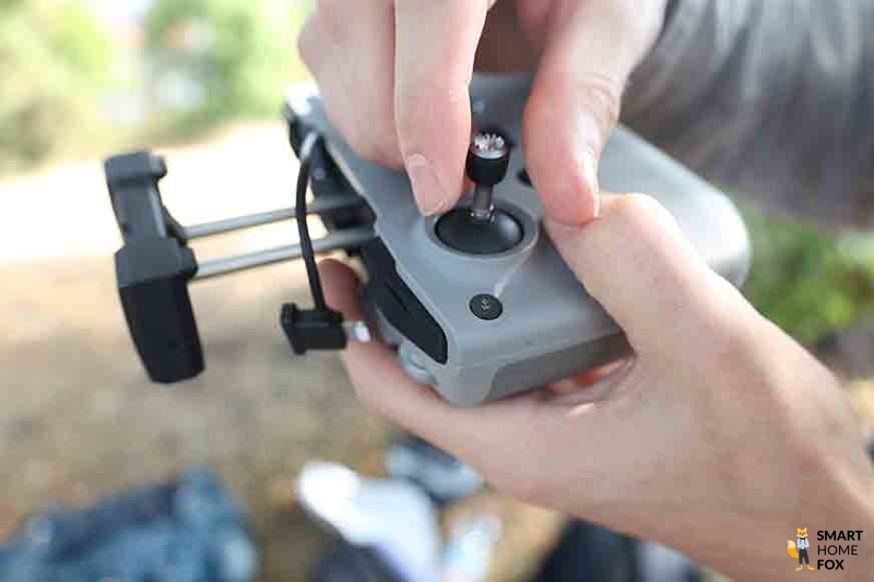 Die Joysticks müssen am Controller der DJI Air 2S drangeschaubt werden.